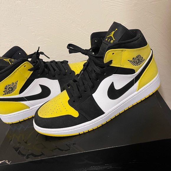 Jordan 1 Mid Yellow Toe - Picture 2 of 7